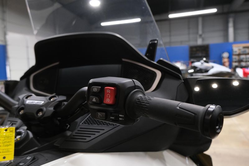 NEW 2026 CAN-AM SPYDER RT LIMITED Image 10