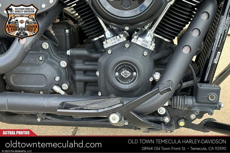 2020 Harley-Davidson Softail in a BRACUDA SLV DNM W/PINSTRIPE exterior color. BMW Motorcycles of Temecula – Southern California (951) 506-6903 bmwmotorcyclesoftemecula.com 