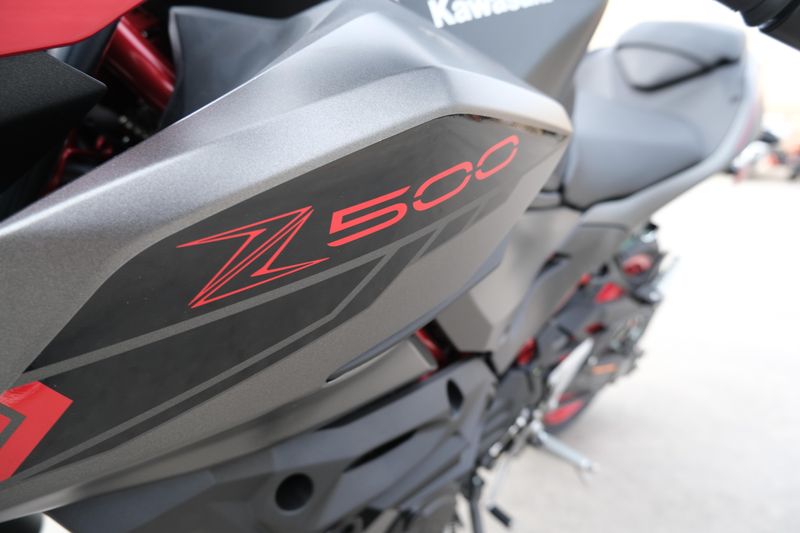 2025 Kawasaki Z500 SE ABS CANDY PERSIMMON RED AND METALLIC FLAT SPARK BLACK AND METALLIC MATTE GRAPHENESTEEL GRAYImage 2