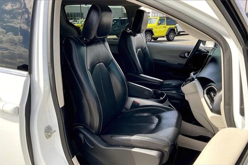 2022 Chrysler Pacifica Touring L photo 6