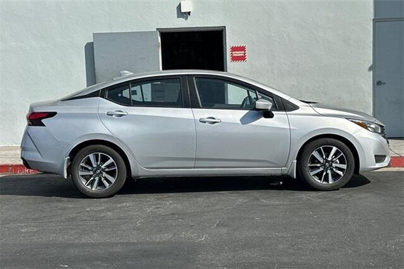 New 2025 Nissan Versa 1.6 SVImage 2