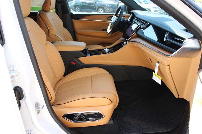 2025 Jeep Grand Cherokee L Summit Reserve photo 24