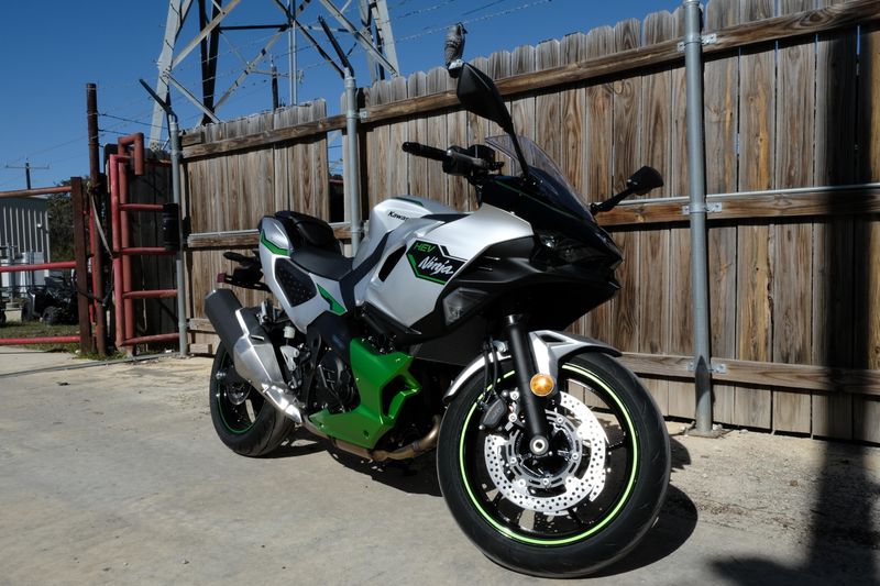 2024 Kawasaki NINJA 7 HYBRID ABS METALLIC BRIGHT SILVER AND METALLIC MATTE LIME GREEN AND EBONYImage 9