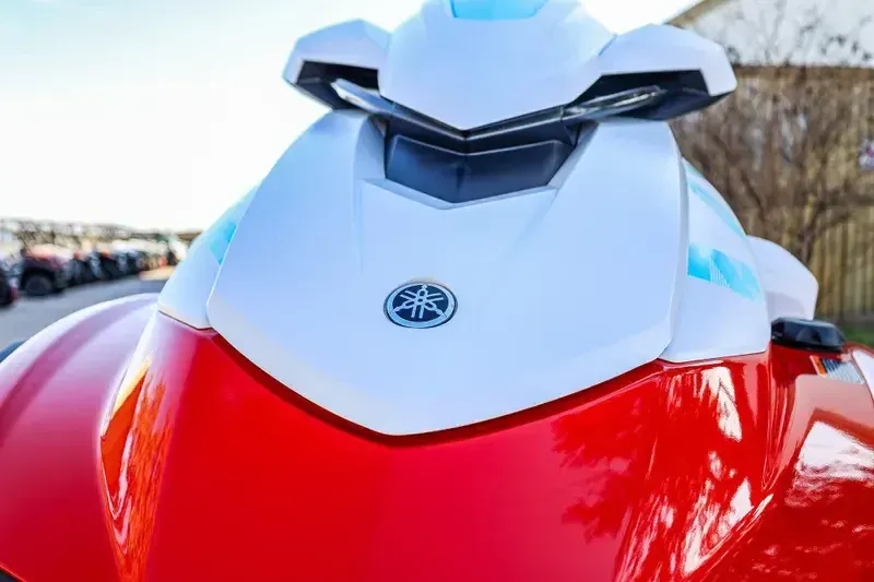 2025 Yamaha VX LIMITED TORCH RED Image 2
