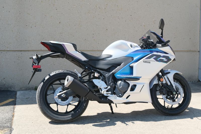 2025 Yamaha YZFR3 ABS LUNAR WHITE AND NEBULA BLUE Image 3