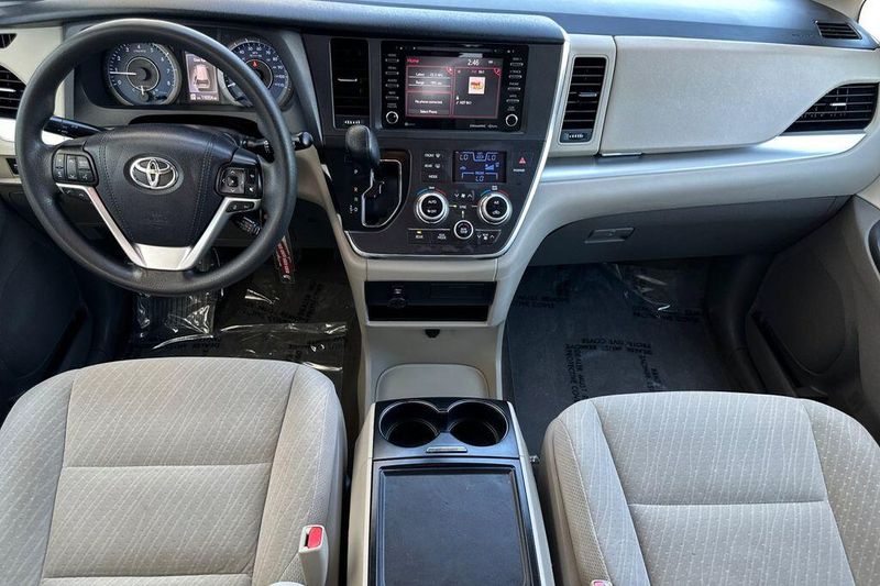 Used 2018 Toyota Sienna LEImage 12