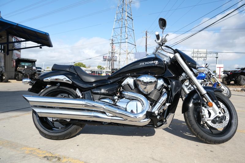 2025 SUZUKI BOULEVARD M109R BLACK in a BLACK exterior color. Family PowerSports (877) 886-1997 familypowersports.com 