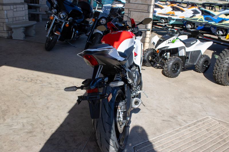 NEW 2026 YAMAHA YZF-R7 70TH ANNIVERSARY EDITION Image 8
