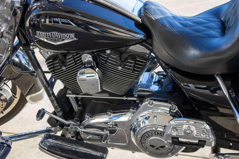 USED 2015 HARLEY ROAD KING BASE Image 15