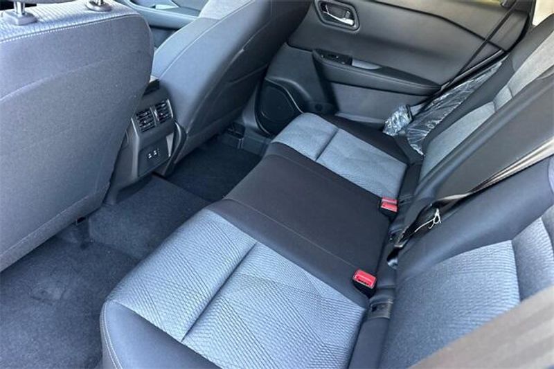 New 2025 Nissan Rogue SVImage 9