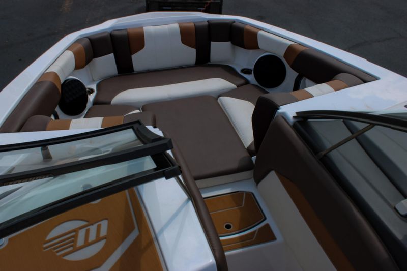2024 MALIBU 21 LX  in a WHITE exterior color. Family PowerSports (877) 886-1997 familypowersports.com 
