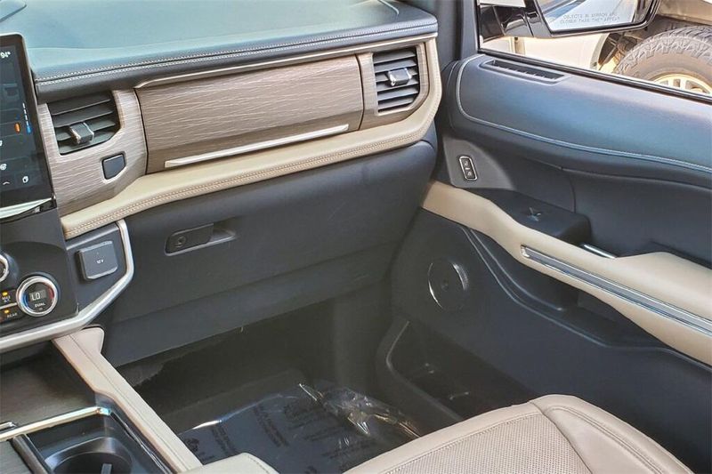 2023 Ford Expedition Limited photo 25