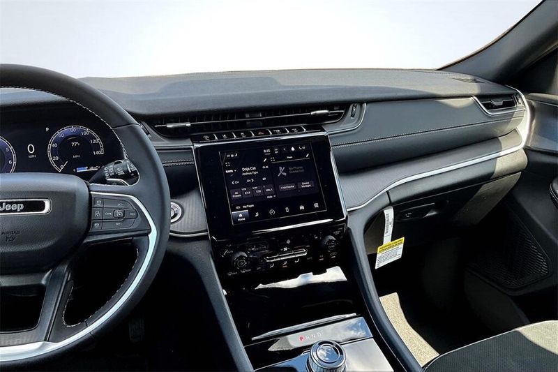 2025 Jeep Grand Cherokee Altitude photo 7