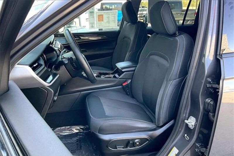 2022 Jeep Grand Cherokee L LaredoImage 24