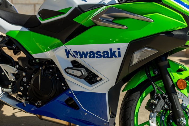 2024 Kawasaki NINJA 500 SE 40TH ANNIVERSARY EDITION LIME GREEN AND PEARL CRYSTAL WHITE AND BLUEImage 12