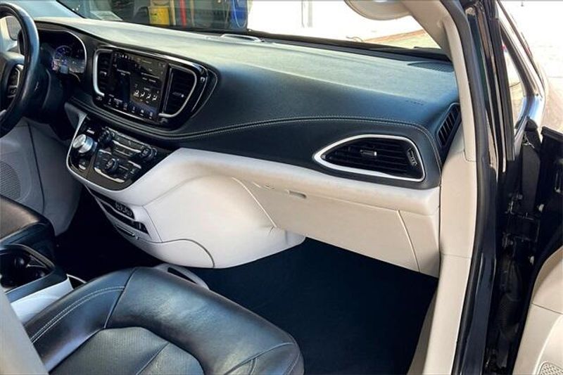 2022 Chrysler Pacifica Hybrid Touring LImage 16