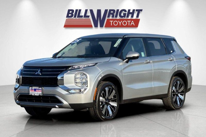 Used 2025 Mitsubishi Outlander SEImage 7