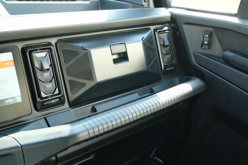 NEW 2026 CAN-AM DEFENDER MAX XT CAB HD11 WITH 1025 INCH TOUCHSCREEN Image 26