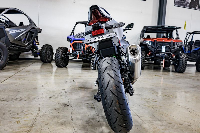 2025 Kawasaki NINJA ZX4RR ABS METALLIC MATTE WHITISH SILVER AND METALLIC FLAT SPARK BLACK Image 15