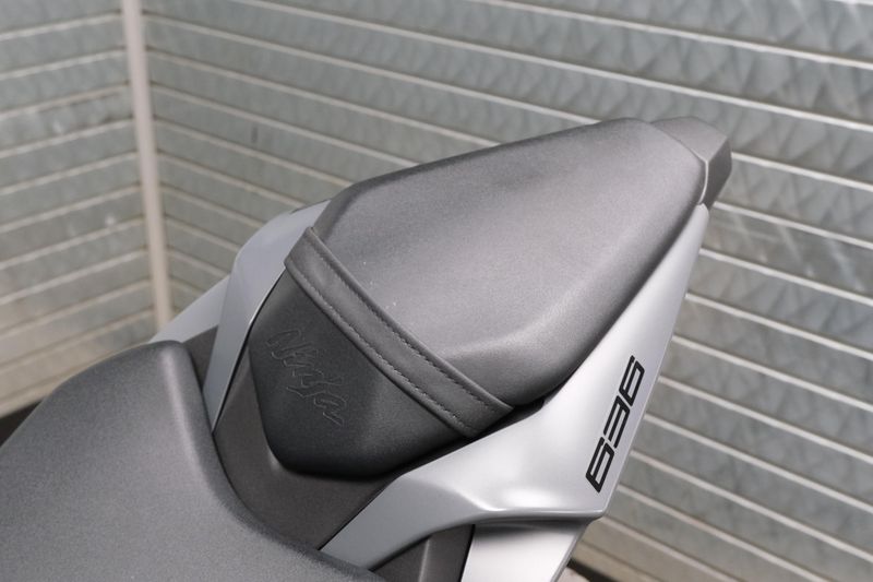 USED 2025 KAWASAKI NINJA ZX6R ABS Image 17