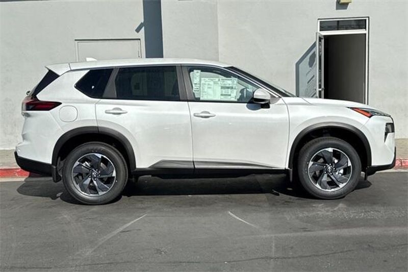 New 2025 Nissan Rogue SVImage 2