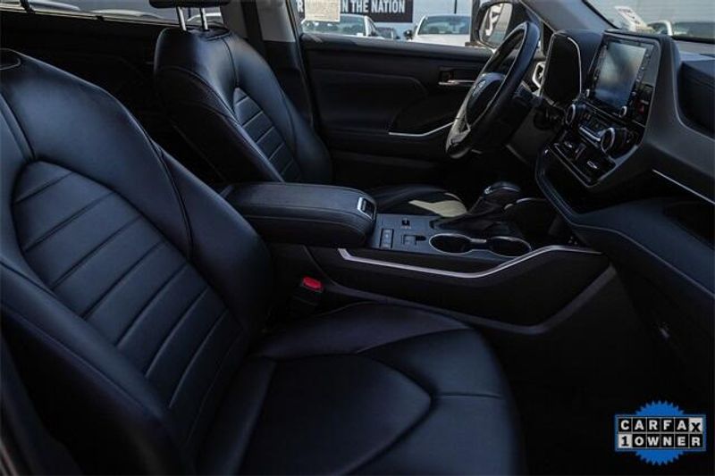Used 2022 Toyota Highlander XLEImage 16