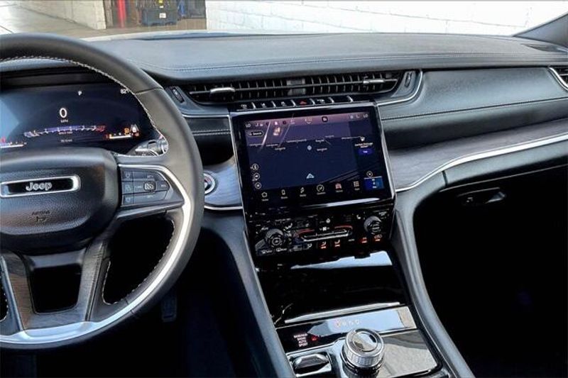 2025 Jeep Grand Cherokee Limited photo 3