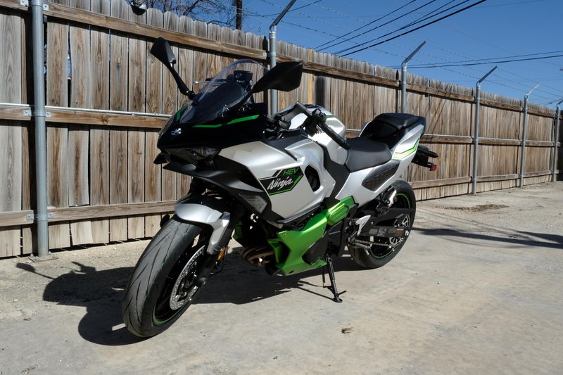 2024 Kawasaki NINJA 7 HYBRID ABS METALLIC BRIGHT SILVER AND METALLIC MATTE LIME GREEN AND EBONYImage 23