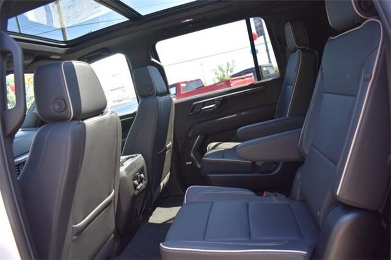 New 2025 Chevrolet Suburban PremierImage 25