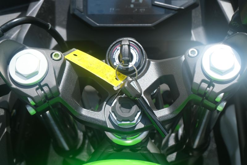 2025 Kawasaki NINJA 500 KRT EDITION LIME GREEN AND EBONY AND PEARL BLIZZARD WHITE Image 19