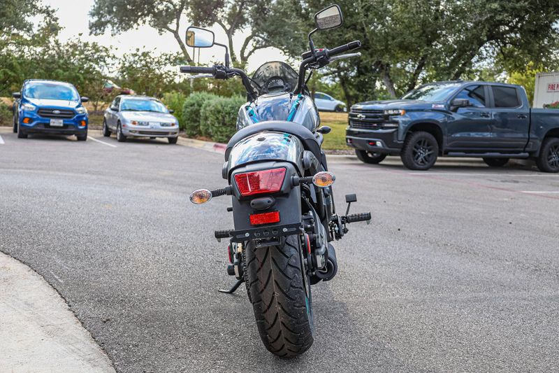 2025 KAWASAKI VULCAN S CAFE ABS  METALLIC MOONDUST GRAYMETALLIC SPARK BLACK in a METALLIC MOONDUST GRAY/METALLIC SPARK BLACK exterior color. Family PowerSports (877) 886-1997 familypowersports.com 