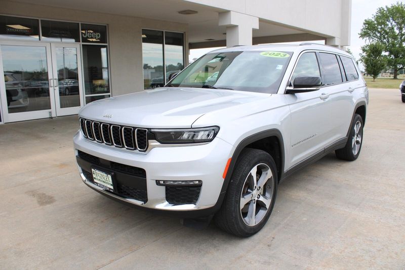 2023 Jeep Grand Cherokee L photo 2