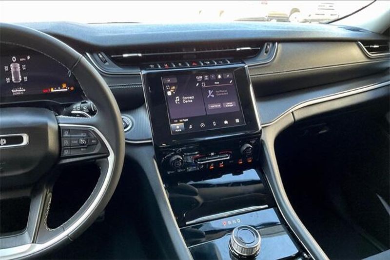 2023 Jeep Grand Cherokee Laredo photo 3