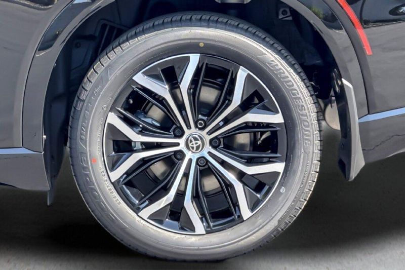 New 2026 Toyota Crown Signia XLEImage 32