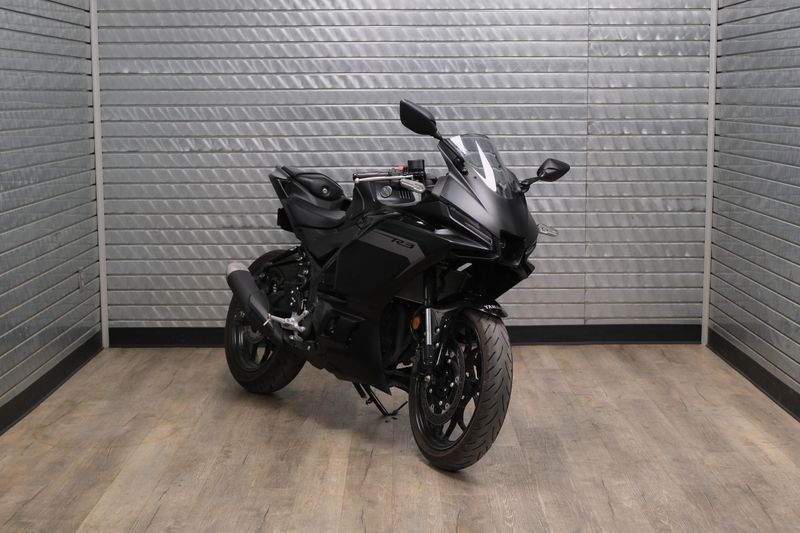 USED 2025 YAMAHA YZFR3 ABS Image 1