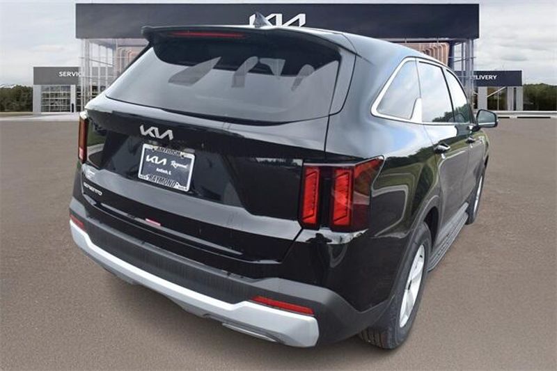 New 2025 Kia Sorento LXImage 3