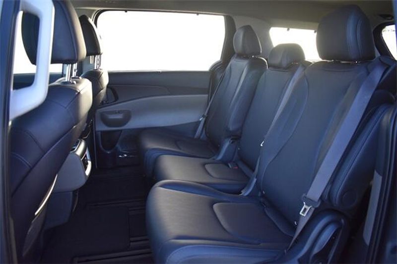 New 2025 Kia Carnival Hybrid EXImage 20