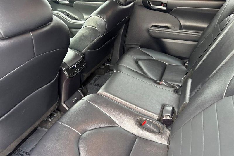 Used 2026 Toyota Highlander Hybrid XLEImage 11