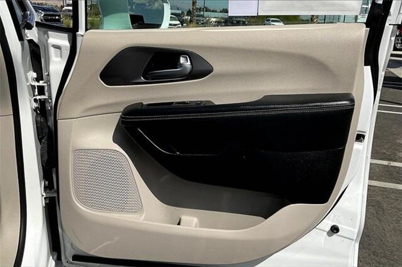 2022 Chrysler Pacifica Touring L photo 22