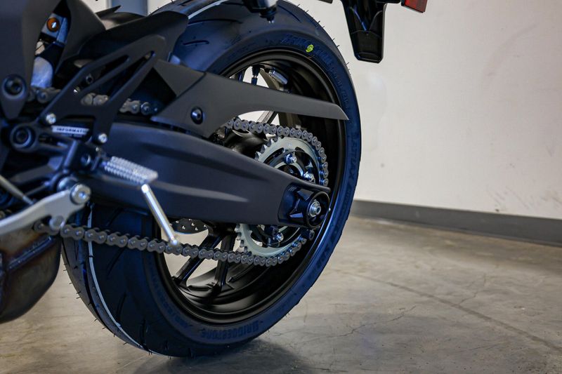 New 2025 Yamaha YZFR7 MATTE RAVEN BLACK Image 11