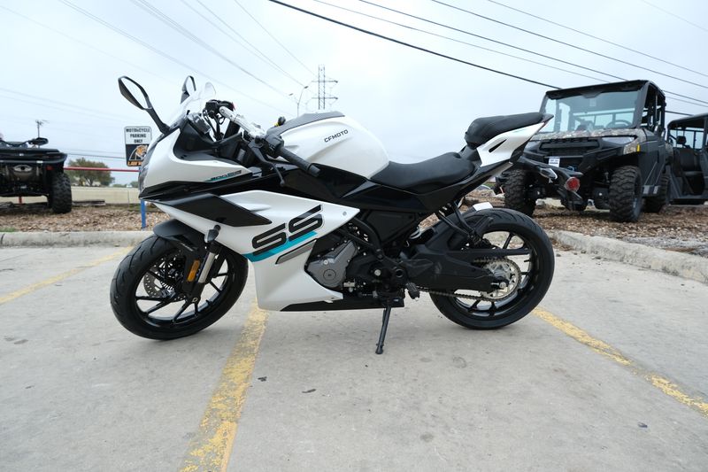 2024 CFMOTO 300SS NEBULA WHITEImage 19