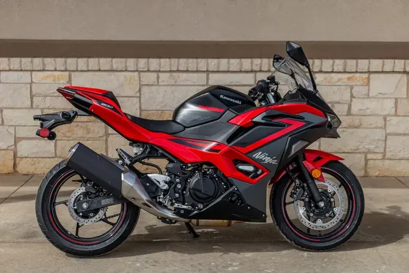 2025 Kawasaki NINJA 500 SE ABS PASSION RED AND METALLIC FLAT SPARK BLACK AND METALLIC MATTE DARK GRAYImage 6