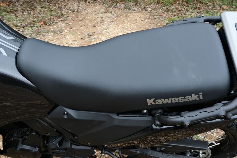 2025 Kawasaki KLR 650 PEARL CRYSTAL WHITE AND METALLIC CARBON GRAYImage 12