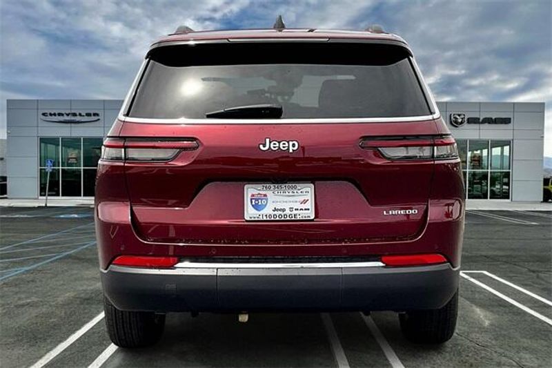 2025 Jeep Grand Cherokee Laredo photo 2