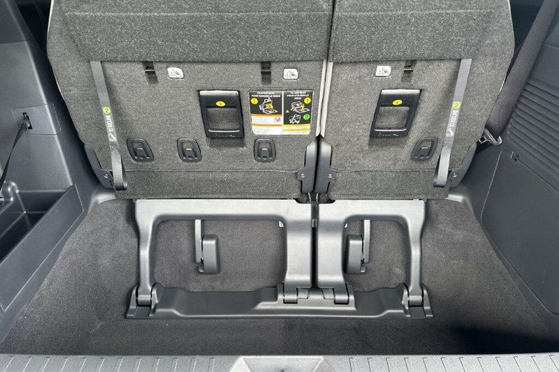 New 2026 Toyota Sienna LEImage 17