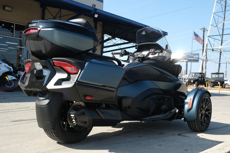 2025 Can-Am SPYDER RT LIMITED MINERAL BLUE WITH DARK ACCENTSImage 16