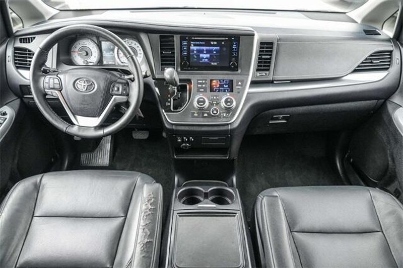 Used 2017 Toyota Sienna SEImage 13