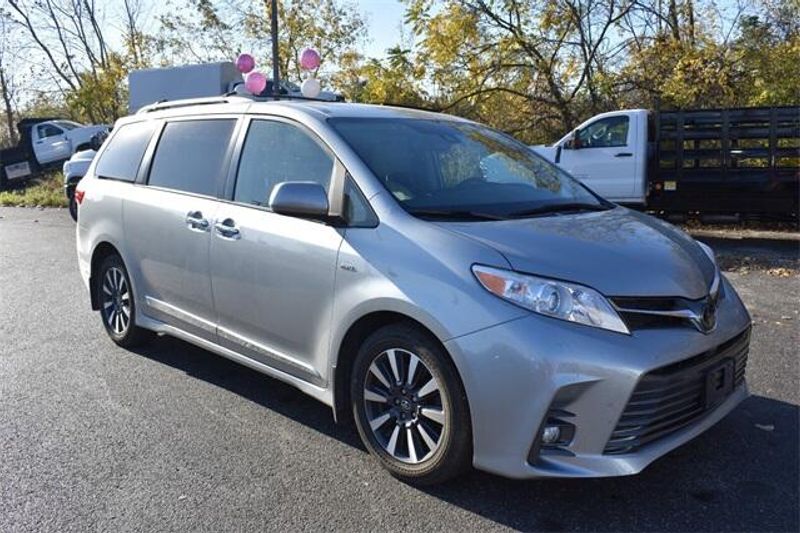 2019 Toyota Sienna XLEImage 1