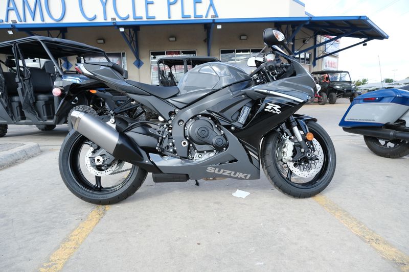 2025 SUZUKI GSXR600 in a BLACK exterior color. Family PowerSports (877) 886-1997 familypowersports.com 