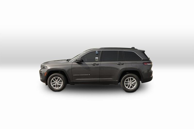 2025 Jeep Grand Cherokee LaredoImage 2